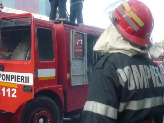 Bărbatul care a făcut circ vineri seara, ameninţând că se aruncă de pe un magazin din Km.5, a fost amendat